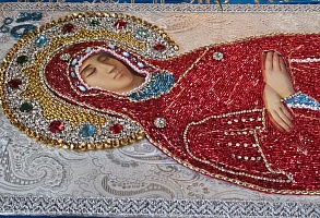 Ко дню Успения Пресвятой Богородицы, сёстрами  Успенского Брусенского монастыря г. Коломны, монахинями Марфой и Марией, нашей обители была преподнесена в дар плащаница с изображением Пресвятой Богородицы. 