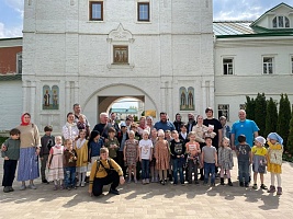 Ученики младших групп Духовно – просветительского Центра при Борисоглебском мужском монастыре г. Дмитрова вместе с родителями и педагогами посетили Николо-Пешношский монастырь.